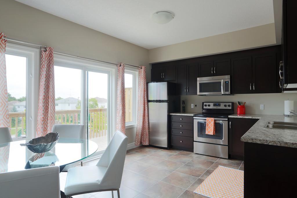Boardwalk Homes - Executive Townhomes Кичънър Стая снимка
